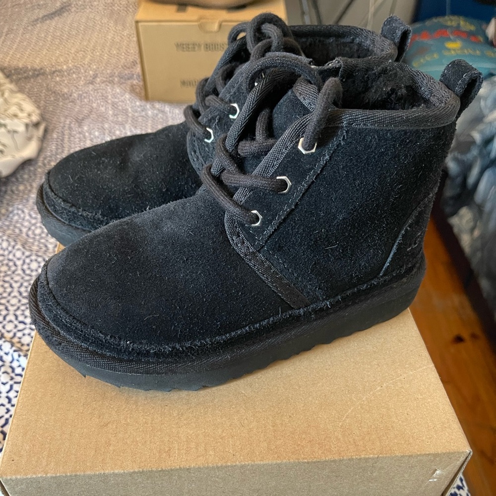 Boy uggs worn like new back size 12C